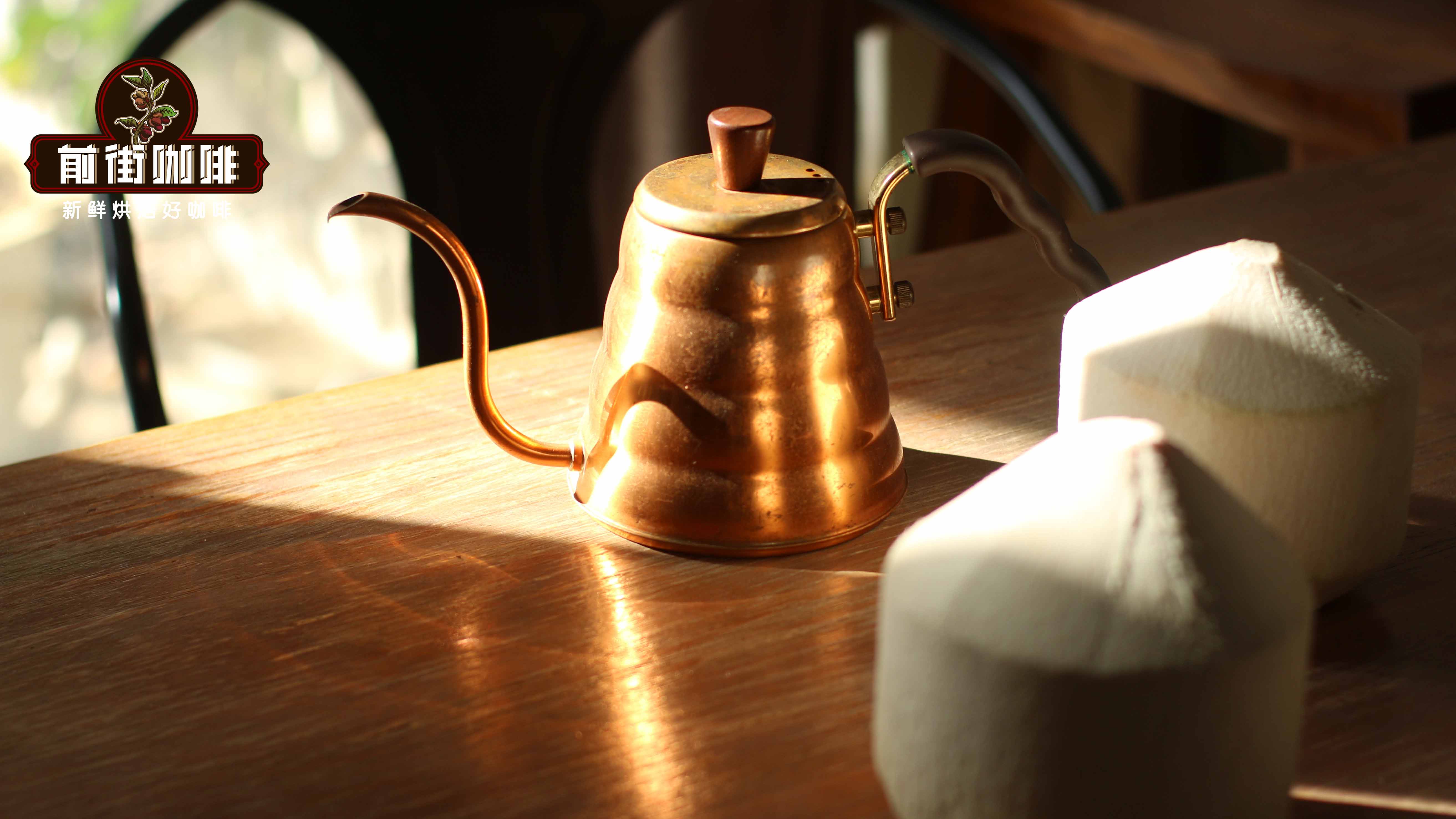 Cà phê latte dừa tươi uống nóng ngon hơn hay uống đá ngon hơn? Khi đánh bọt sữa từ nước cốt dừa đặc cần chú ý những chi tiết nào?