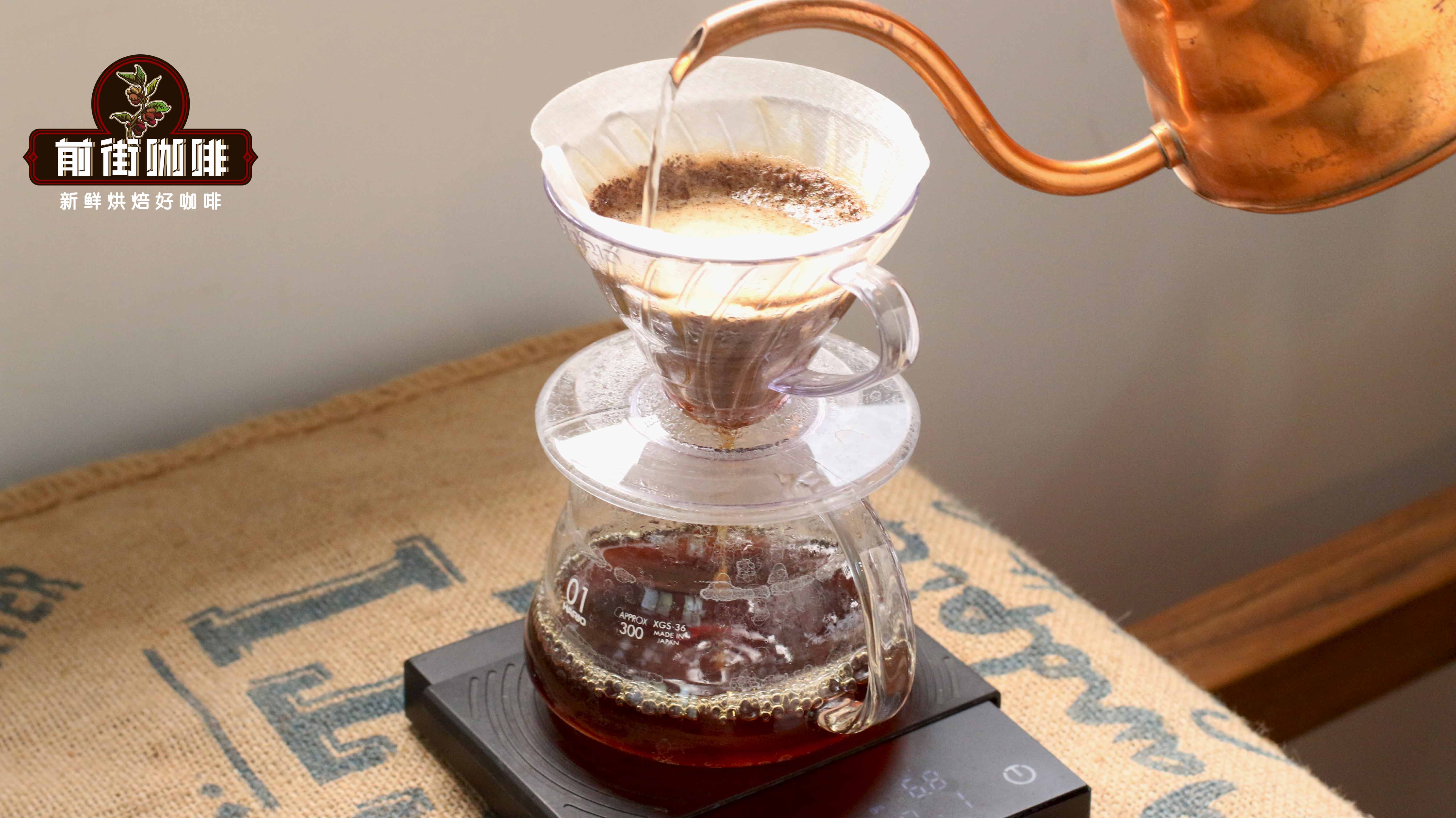 Phễu lọc nào phù hợp nhất cho người mới bắt đầu pha cà phê pour-over? Phễu lọc đáy phẳng có dễ dùng hơn V60 không? Ưu điểm và nhược điểm của phễu lọc hình nón là gì?