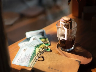 Cách pha cà phê túi lọc nhúng đúng chuẩn khi thêm sữa! Pha cà phê túi lọc nhúng thành latte cần dùng nhiệt độ nước và thời gian ủ như thế nào? Có thể dùng túi bột cà phê túi lọc nhúng để nấu với nước nóng không?