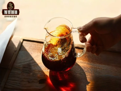 Cách pha cà phê pour-over như thế nào? Bước đầu tiên của pha cà phê pour-over là đặt giấy lọc - chi tiết. Hướng dẫn nhập môn pha cà phê pour-over nên mua hạt cà phê rang ở mức độ nào