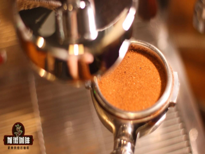 Hạt cà phê chuyên dụng để tạo hình latte art | Văn hóa cà phê: latte art có nguồn gốc từ đâu? Vì sao hạt cà phê rang đậm lại phù hợp để tạo hình latte art?