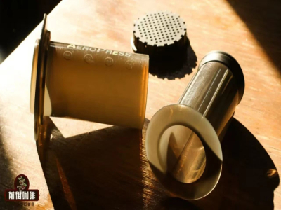 Ưu nhược điểm của AeroPress | AeroPress đến từ đâu? Cà phê AeroPress có những đặc điểm gì? Tỷ lệ nước và cà phê khi pha bằng AeroPress là bao nhiêu?