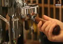 Cách pha cà phê Americano | Tỷ lệ tham khảo giữa bột cà phê và nước cho Americano nóng Tỷ lệ giữa cà phê espresso, bột cà phê, nước và đá cho Americano đá là bao nhiêu