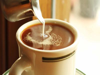 Cà phê phin (pour-over) có thể thêm sữa với tỷ lệ bao nhiêu? Loại hạt cà phê nào phù hợp nhất để uống cùng sữa tươi? Cà phê đen nhỏ giọt Golden Mandheling thêm sữa có được không?