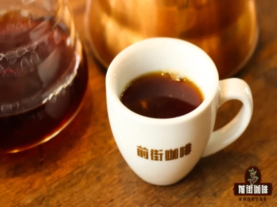 Sự khác biệt giữa cà phê pour-over và cà phê Americano là gì? Cách làm espresso như thế nào? Tại sao giá cà phê pour-over lại đắt hơn Americano? Chuỗi kỳ thị cà phê là gì