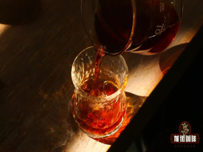 Cà phê Pour Over | Chất lỏng cà phê đục có phải là biểu hiện của chất lượng cà phê kém? Tại sao màu nước cà phê pour over lại có màu đen và màu đỏ?
