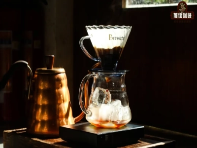 Có bao nhiêu cách pha cà phê pour-over đá tại nhà? Cà phê đá và cà phê nóng loại nào đắt hơn? Cà phê pour-over đá phù hợp với cà phê hạt rang ở mức độ nào?