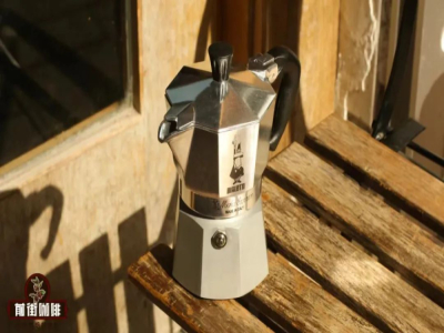 Tại sao cà phê pha bằng bình Moka lại bị cháy đắng? Pha cà phê bằng bình Moka nên dùng hạt cà phê rang nhạt hay rang đậm? Bình Moka có thể pha được bột cà phê espresso không?